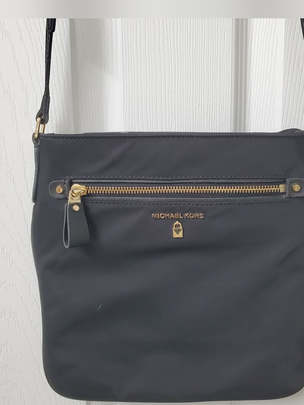 Michael Michael Kors Kelsey Nylon Crossbody bag with gold-tone - Picture 4 of 11